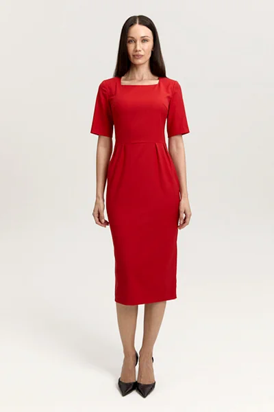 Платье с фигурным вырезом