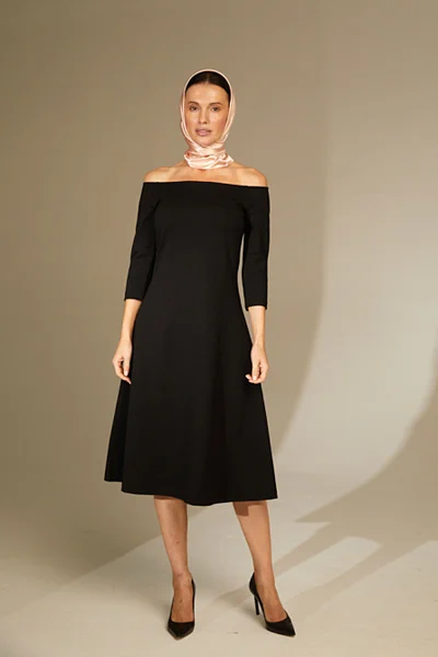 Платье с открытыми плечами