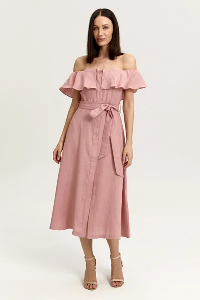 Приталенное платье с воланом