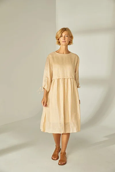 Льняное платье длины миди