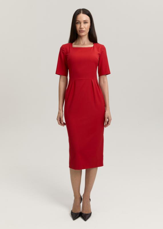 Платье с фигурным вырезом