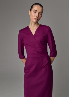 Платье с декоративной деталью  Платье с декоративной деталью