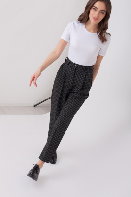 Брюки с защипами 