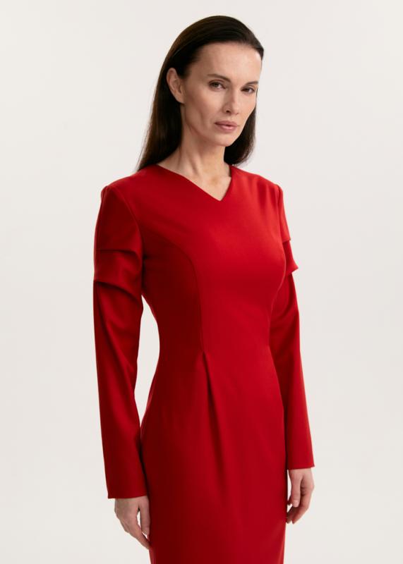 Платье с акцентными складками на рукавах