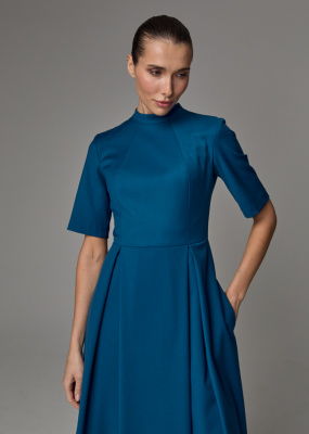 Платье с воротником стойка 