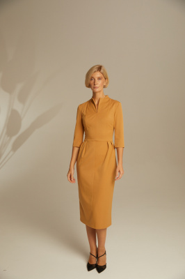 Платье-футляр с разрезом на горловине Платье-футляр с разрезом на горловине