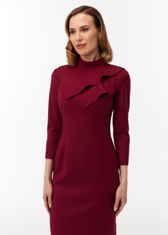 Платье с воланами и воротником-стойкой