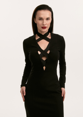 Элегантное платье с геометрическим вырезом