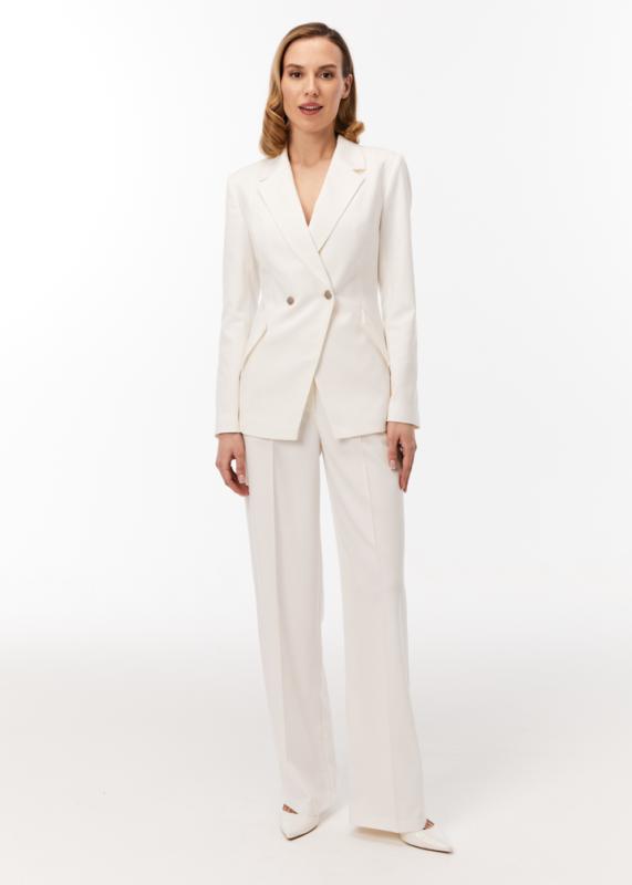 Деловой брючный костюм белого цвета 