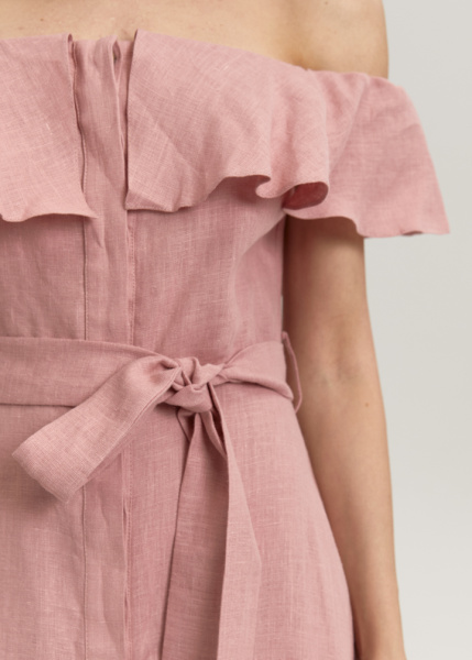 Приталенное платье с воланом 