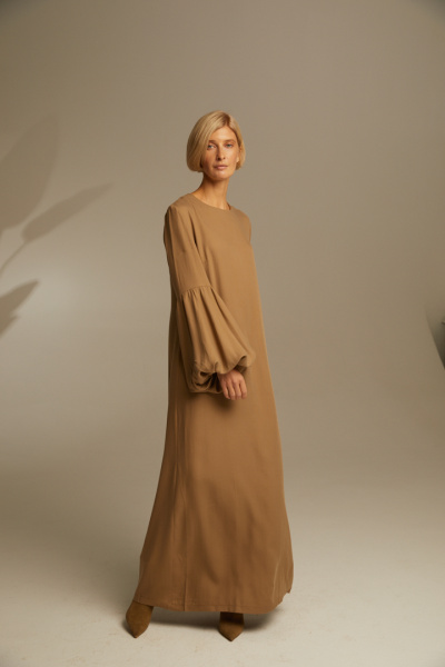 Платье с объемным рукавом