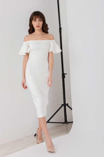 Платье с открытыми плечами 