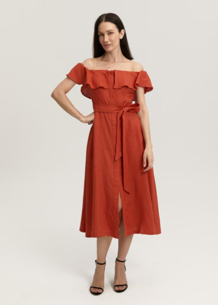 Приталенное платье с воланом