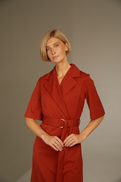 Платье с лацканами и поясом