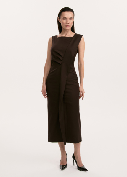 Платье с асимметричным разрезом