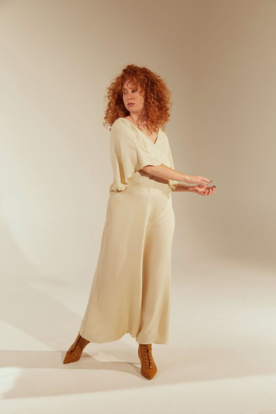 Платье с V-образным вырезом	