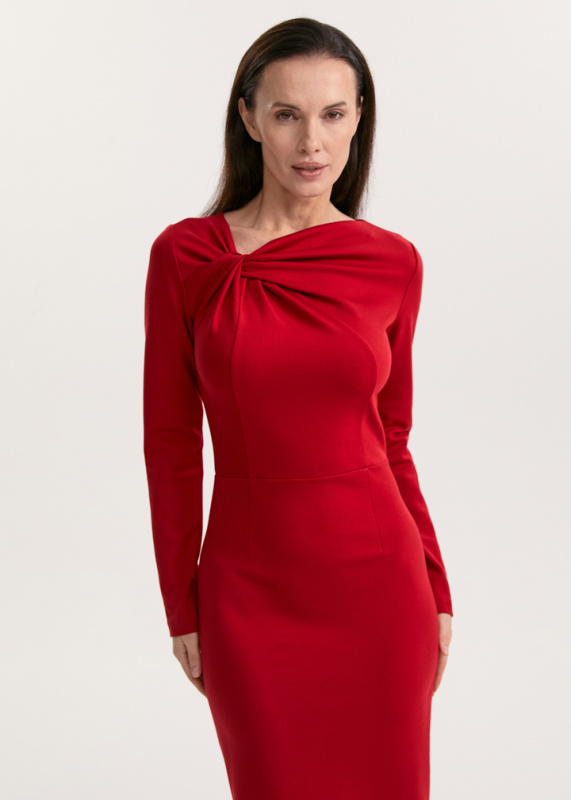 Платье с эффектным перекрутом