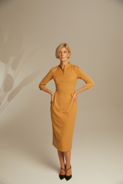 Платье-футляр с разрезом на горловине Платье-футляр с разрезом на горловине