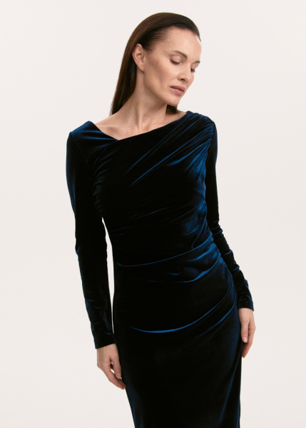 Бархатное платье с асимметричным вырезом