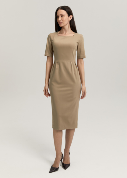 Платье с фигурным вырезом 