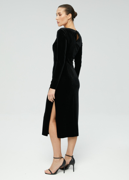 Бархатное платье с разрезом