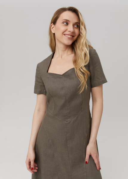 Платье с фигурным вырезом 