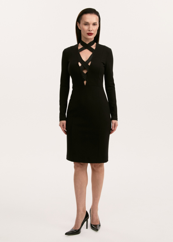 Элегантное платье с геометрическим вырезом