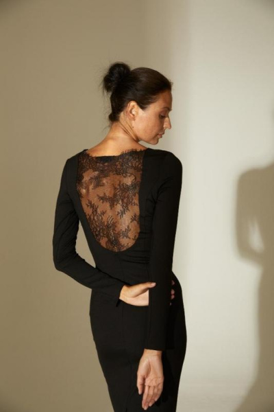 Платье с кружевной вставкой