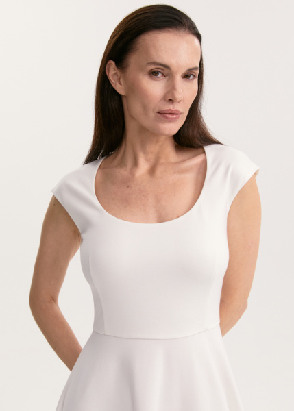 Платье с округлым вырезом