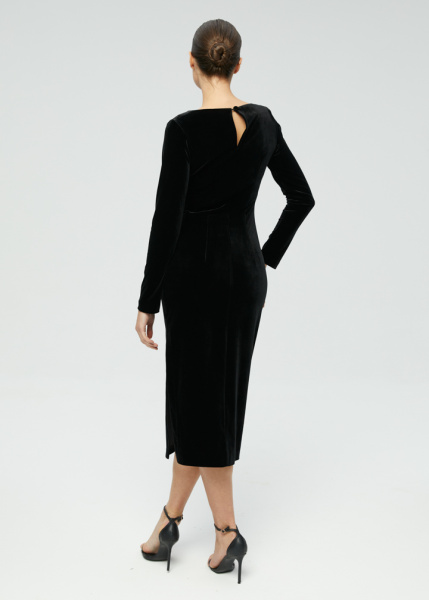 Бархатное платье с разрезом