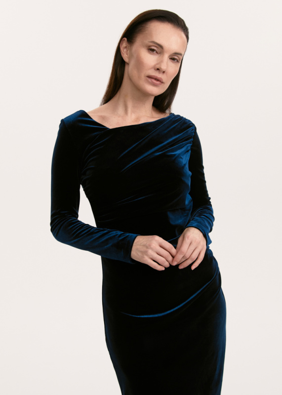 Бархатное платье с асимметричным вырезом