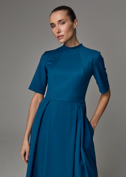 Платье с воротником стойка 