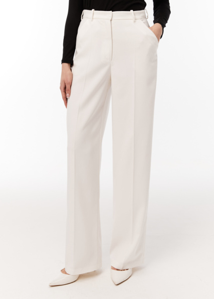 Деловой брючный костюм белого цвета