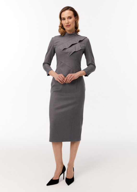 Платье с воланами и воротником-стойкой