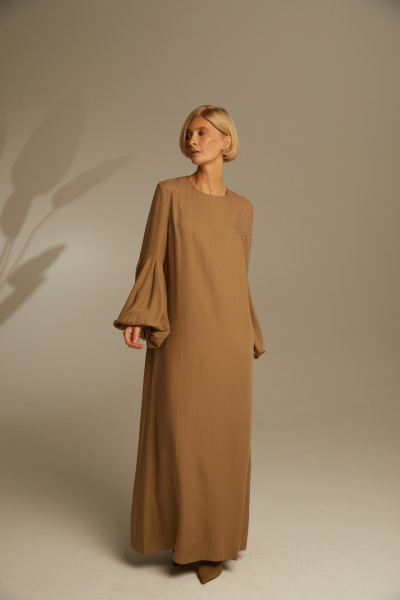 Платье с объемным рукавом