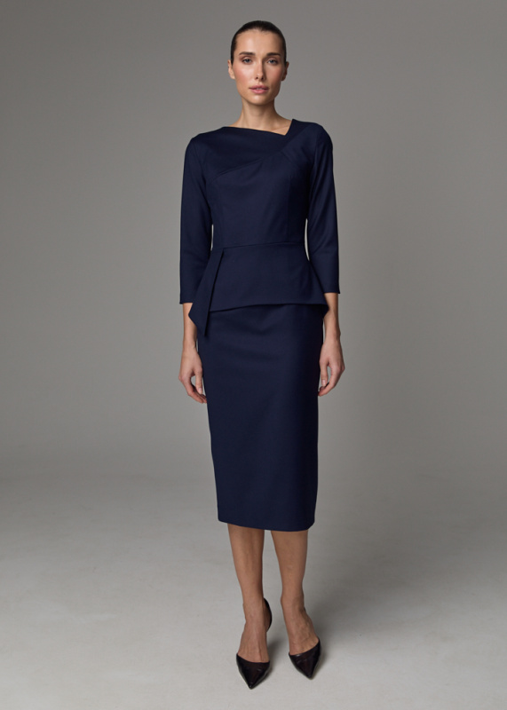 Платье футляр с баской Платье футляр с баской