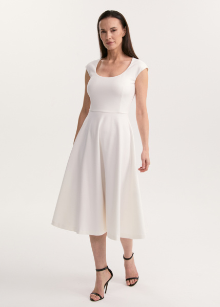 Платье с округлым вырезом