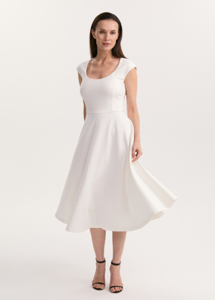 Платье с округлым вырезом