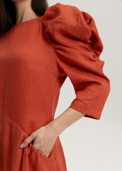 Платье с объемными рукавами 