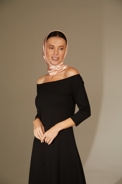 Платье с открытыми плечами