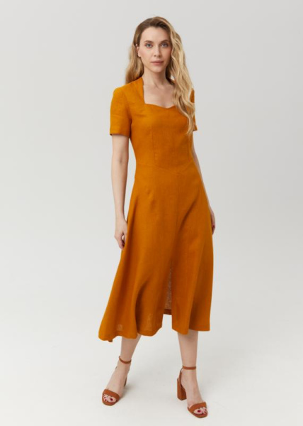 Платье с фигурным вырезом