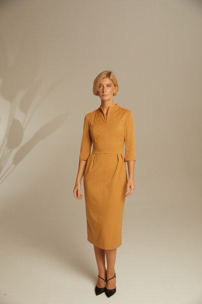 Платье-футляр с разрезом на горловине Платье-футляр с разрезом на горловине