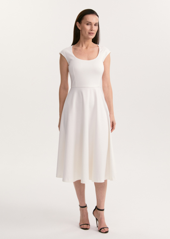 Платье с округлым вырезом