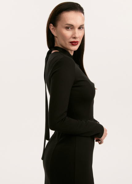 Элегантное платье с геометрическим вырезом