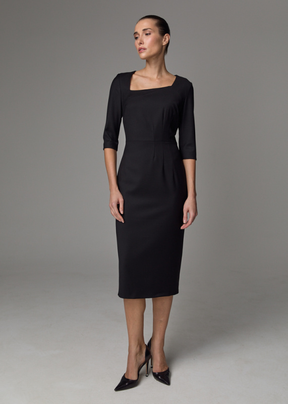 Платье с асимметричным вырезом