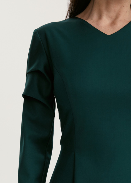 Платье с акцентными складками на рукавах