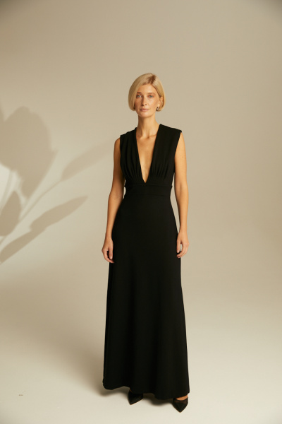 Платье с глубоким декольте