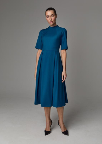 Платье с воротником стойка