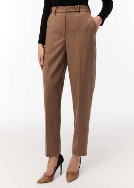 Деловой брючный костюм в цвете мокко
