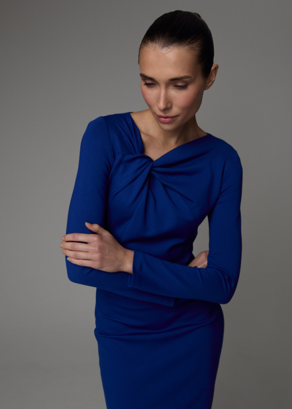 Платье с эффектным перекрутом Платье с эффектным перекрутом